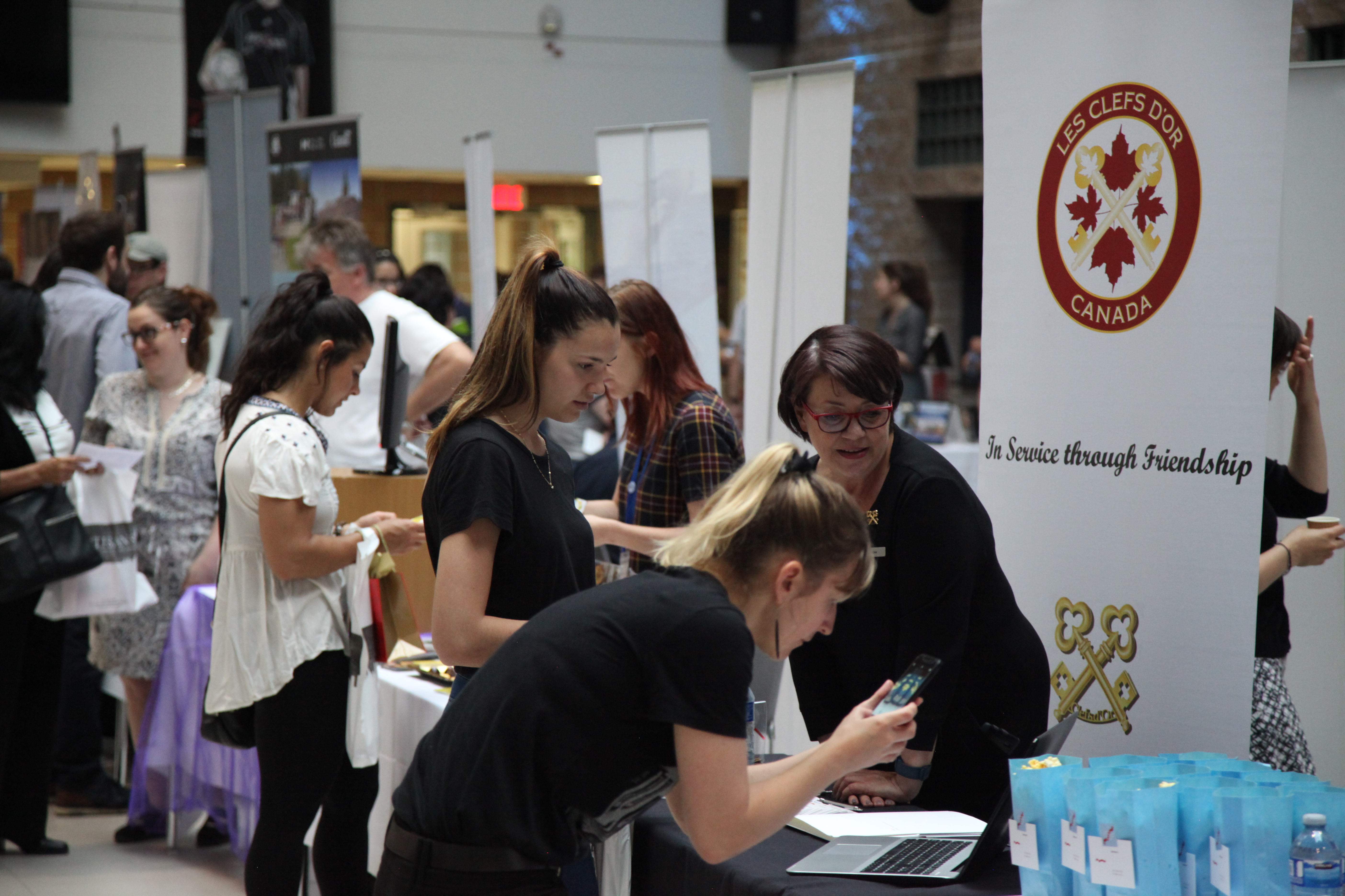 003 - Salon - Francine Asselin and some visitors